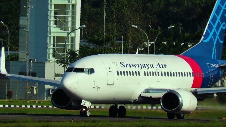 Indonesia: Boeing 737-500 of Sriwijaya Air loses contact minutes after taking off from Jakarta