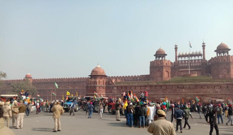 Farmers Tractor Rally: Mob break barricade to reach Red Fort and India Gate, just what Khalistani terror outfit had called for