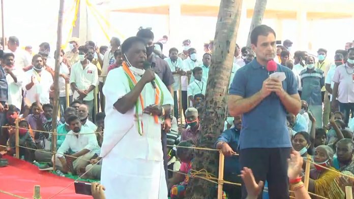Rahul Gandhi talks to fishermen in Puduchery