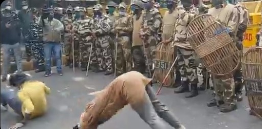 Artists in Delhi Mandi House perform weird dance routine