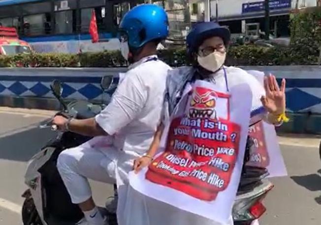 Netizens hail Mamata Banerjee for inadvertently highlighting PM Modi’s focus on use of renewable source of energy by riding an e-scooter