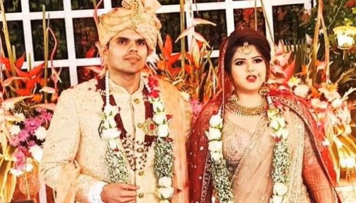 Anil Yadav quits Samajwadi Party after workers abuse wife pankhuri Pathak