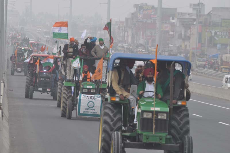 UP Police sends notice to 220 tractor owners, opposition cries foul