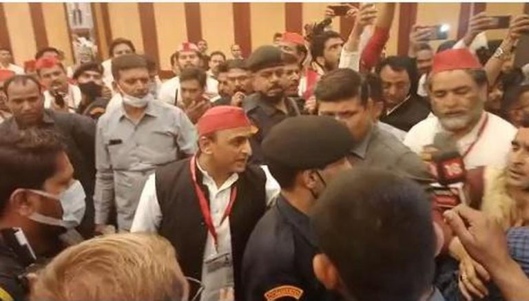 FIR filed against Akhilesh Yadav and SP workers for assault on journalists, SP files counter-complaint against two reporters