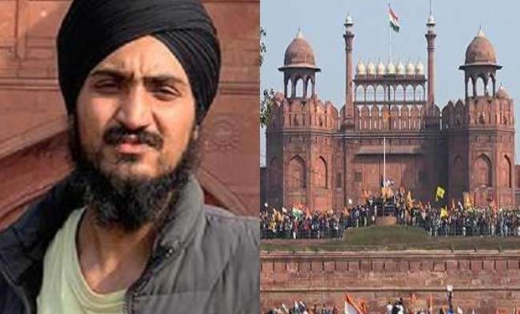 Family of rioter who hoisted Nishan Sahib at Red Fort during Republic day riots honoured inside Golden Temple