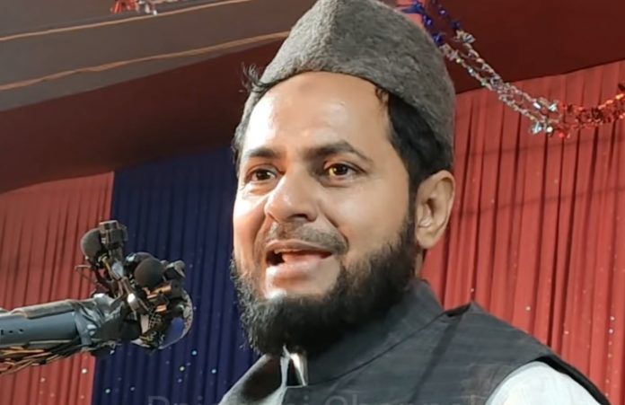 Maulana Jarjis in a recent video was seen screaming on the top of his voice that relatives of Muslim women not wearing burqas are Bh*dwas