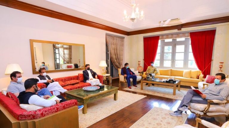 Covid-19 positive Pakistan Prime Minister Imran Khan holds meeting in room full of people, gets trolled on Twitter