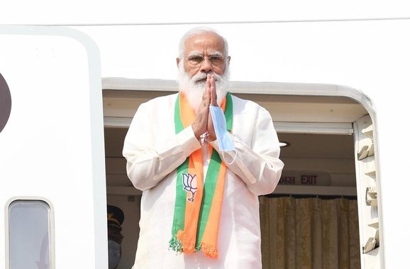 Narendra Modi addresses a crowd at Brigade Parade Ground rally in Kolkata