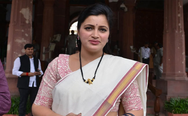 Independent MP Navneet Rana accuses Shiv Sena MP Arvind Sawant of threatening her