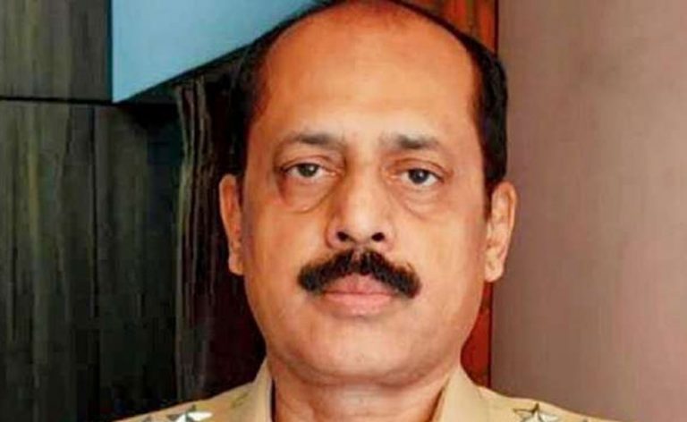 Mumbai Builder accuses Sachin Vaze of extortion, files complaint against the arrested cop