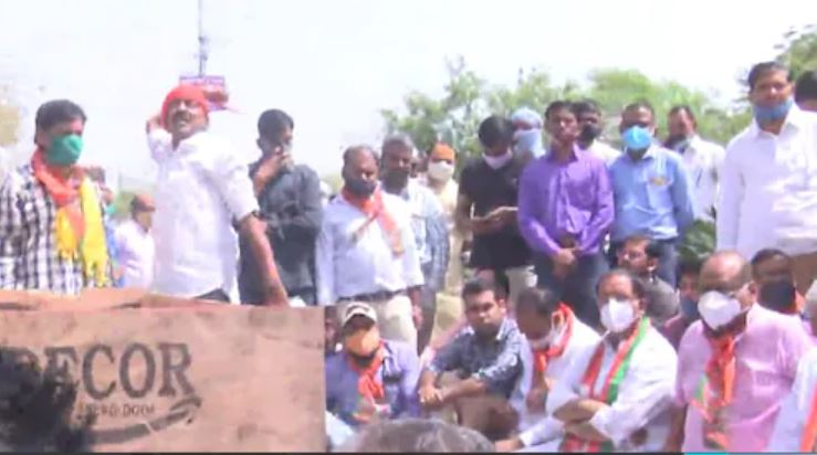 BJP protests with dead body of a priest near Rajasthan CM Ashok Gehlot’s residence, police lathi-charge to disperse the crowd: Details