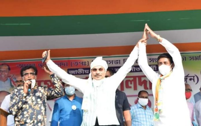 While Rahul Gandih 'cancels' public rallies, Congress leaders continue gathering large crowds in West Bengal