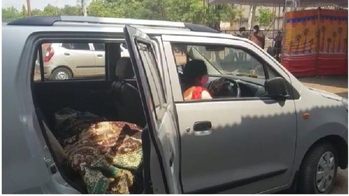 Nashik daughter carrying her mothers mortal remain in the car