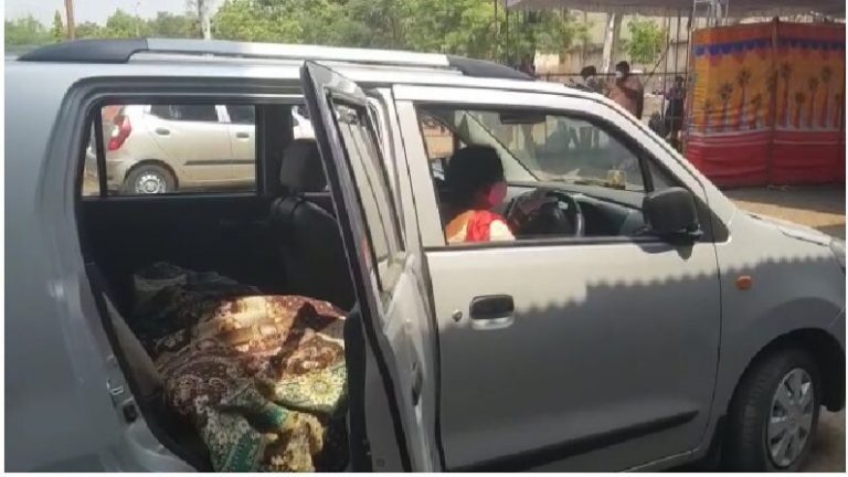 Nashik woman drives to crematorium with the dead body of her mother, could not find an ambulance