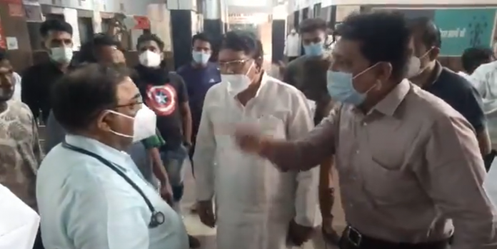 Bhopal: FIR against Congress leaders for threatening, heckling a government doctor on duty