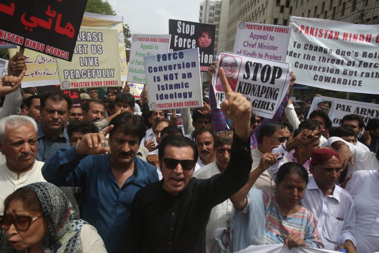 Pakistan: Hindus protest after court refuses to allow parents to meet their daughter who was kidnapped, converted to Islam and married off