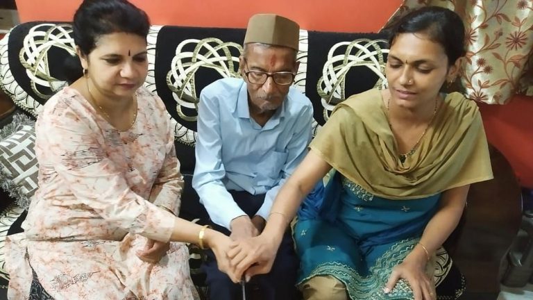 Loksatta, Indian Express ‘fact-check’ 85-year-old Swayamsevak’s supreme sacrifice amid Covid pandemic, his daughter sets record straight