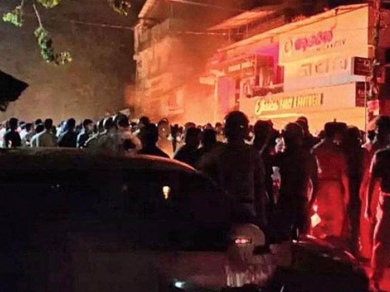 Kerala poll violence escalates, Muslim League and CPIM go on a rampage, communist offices burnt after bomb blast killed Mansur