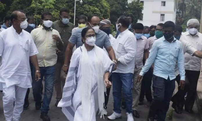 Mamata Banerjee sits on Dharna outside CBI office