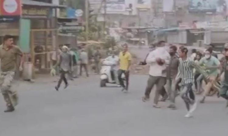 Watch: Police personnel attacked by mob in Sangamner, vehicles damaged, employees of Zubair hotel booked