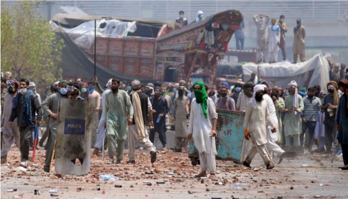 Pakistan: Radical mob attacks police station to lynch a blasphemy accused