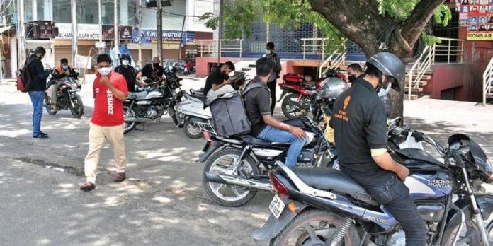 Hyderabad: Police detains food delivery agents for violating lockdown despite having permission, Swiggy and Zomato suspend operations