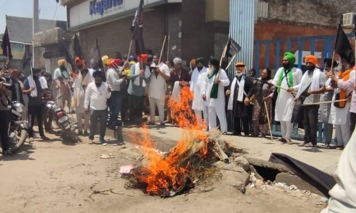 Black Day: Protesting farmers hoist black flags and burn effigies of PM Modi on the six months of the protests, wish death for the PM