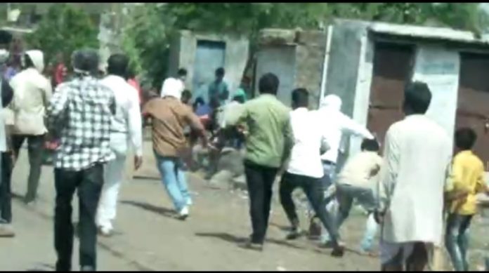 Ujjain: Medical team trying to create vaccine awareness attacked by villagers