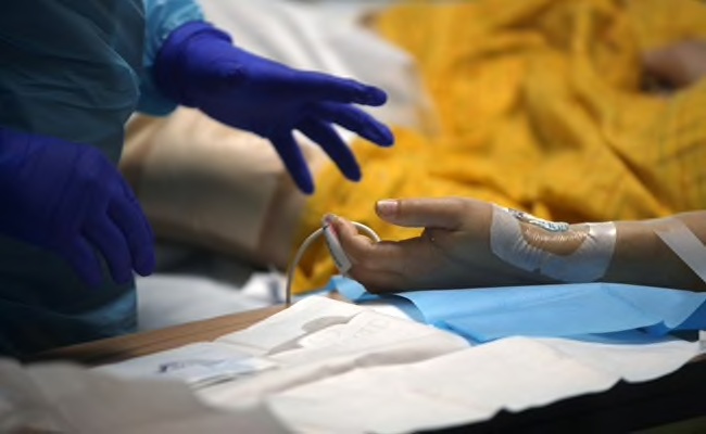 How this doctor abandoned every single oath that doctors take and might endanger lives in his unbridled hate for 'Bhakts'