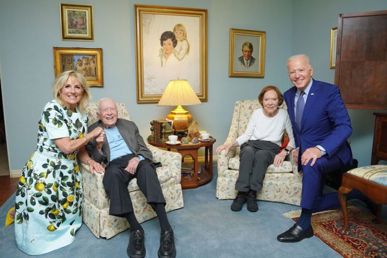 Are they giants? The story behind a photo of POTUS and FLOTUS that baffled the internet