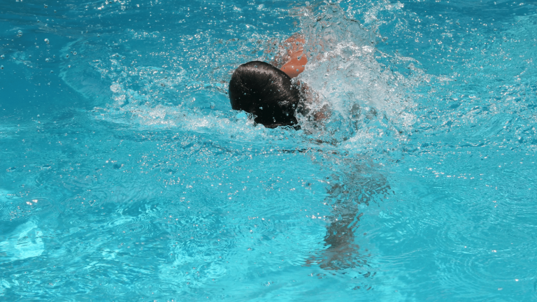 Israel: 11-year-old Jewish girl attacked, threatened by a group of Arab girls in a swimming pool
