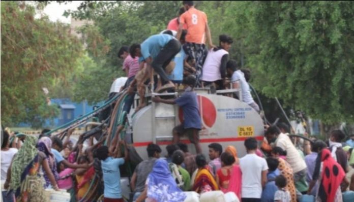 Amidst water crisis in Delhi, people forced to climb tankers to skip queues