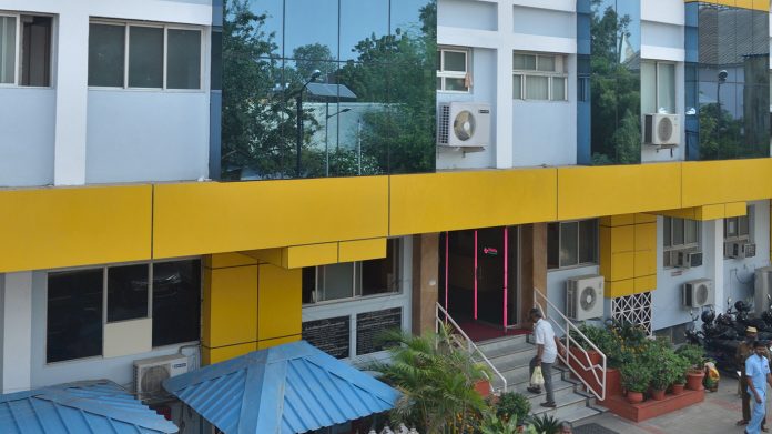 Employee of Shifa Hospital accuses Director of assaulting him, shaving off his beard, demands justice or threatens to commit suicide