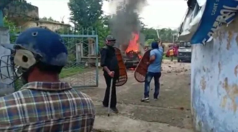 West Bengal: Mob attack police station, set vehicles on fire alleging ‘custody death’ of one Arman Ansari, policemen suspended