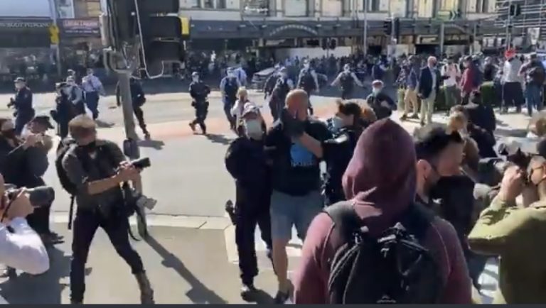 Australia: Police resort to tear gas and rubber bullets as thousands of people across the country hit the streets against the strict lockdown