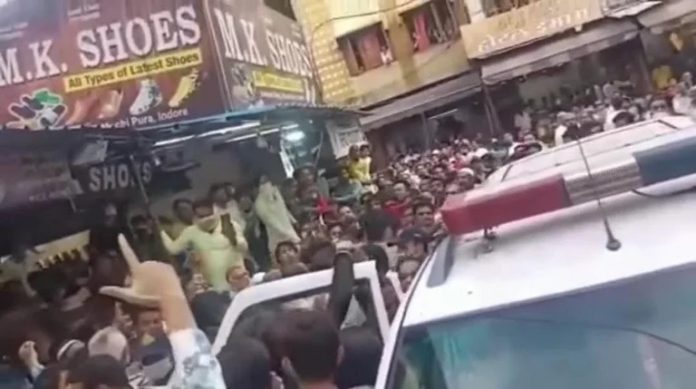Violent mob attacks police van that had arrived to rescue 2 minor girls and their family who were harassed and attacked at Mumbai Bazaar, Indore
