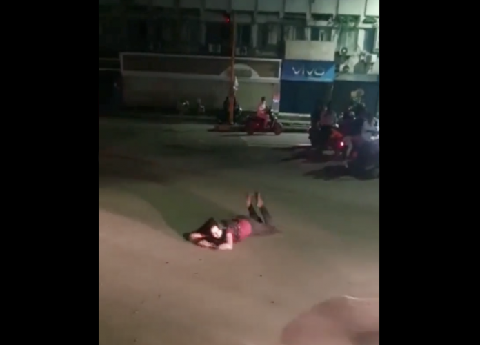 Pune: Drunk woman blocks traffic, viral video