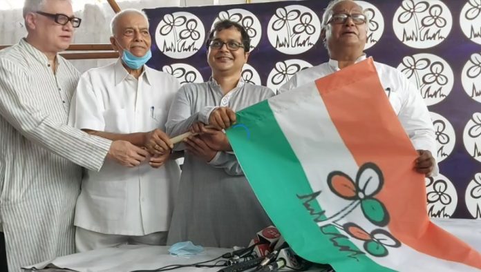 Blow to Rahul Gandhi as even Twitter activist Saket Gokhale joins TMC, says it is what he was looking for