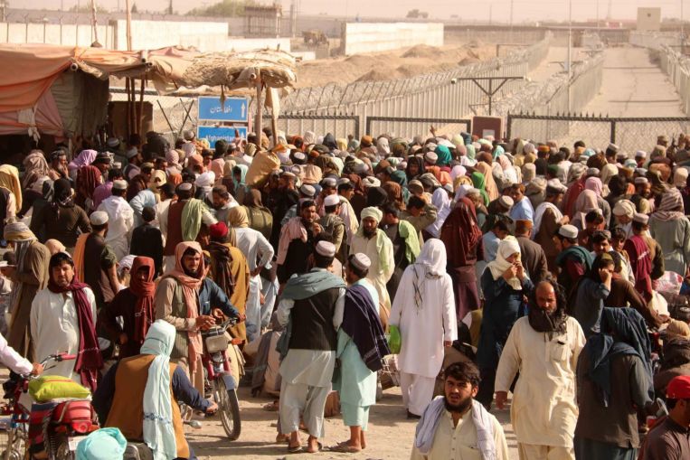 Stampede at Afghanistan-Pakistan border as thousands try to flee the Taliban regime