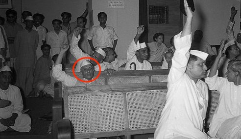 An unseen image of Congress delegates voting in favour of India's partition has gone viral on Twitter