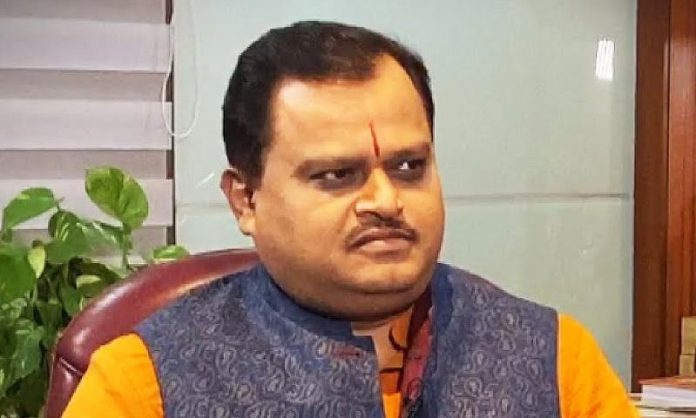 Suresh Chavhanke points to dog and says 'Owaisi is here', Rakesh Tikait appears to agree in viral clip from interview