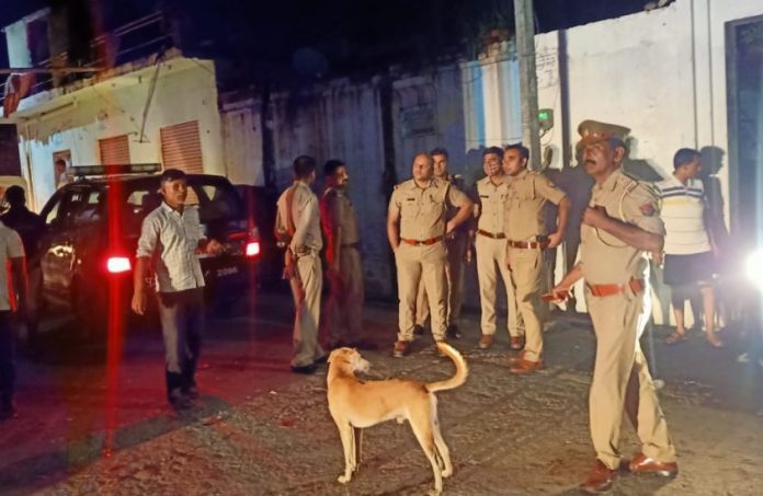 Muslim mb attacks Bajrang Dal member's house in Bulandshahr
