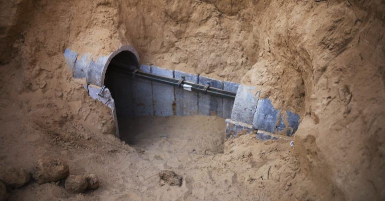 Three Palestinians die after Egyptian Army pumped toxic gas into smuggling tunnel between Egypt and Gaza Strip