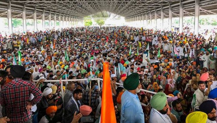 Watch: Anti-farm law protesters jump over police barricades, chant slogans as they gherao Karnal mini-secretariat in Haryana