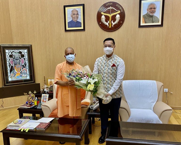 Singapore’s High Commissioner Simon meets UP CM Yogi Adityanath, hails connectivity and ease of doing business