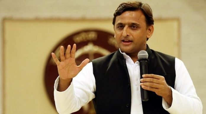 New election issue for Samajwadi Party? Akhilesh Yadav blames Yogi Govt for street fight between two bulls
