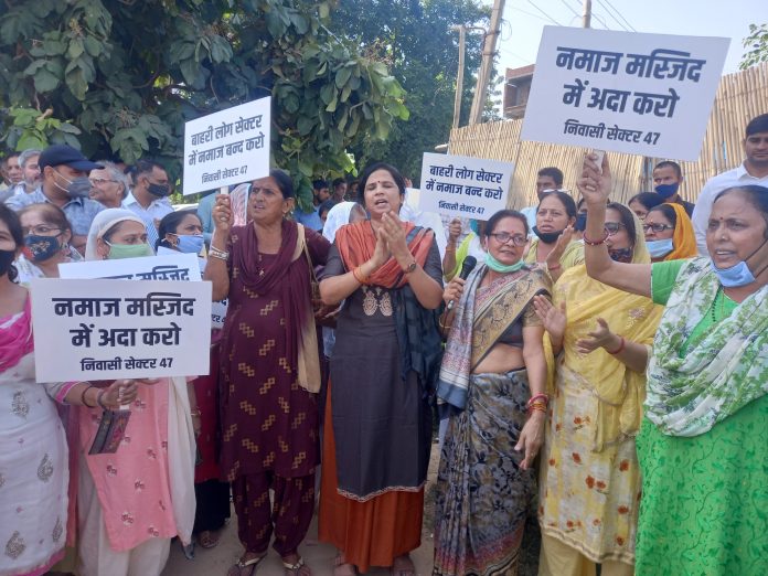 Gurugram: Women join the protests against public offering of Namaz in sector 47