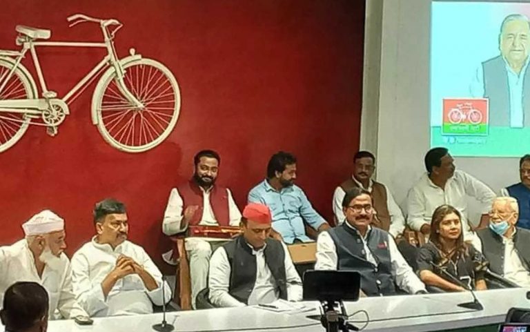 Six suspended BSP MLAs and one disgruntled BJP MLA join Samajwadi Party in Lucknow