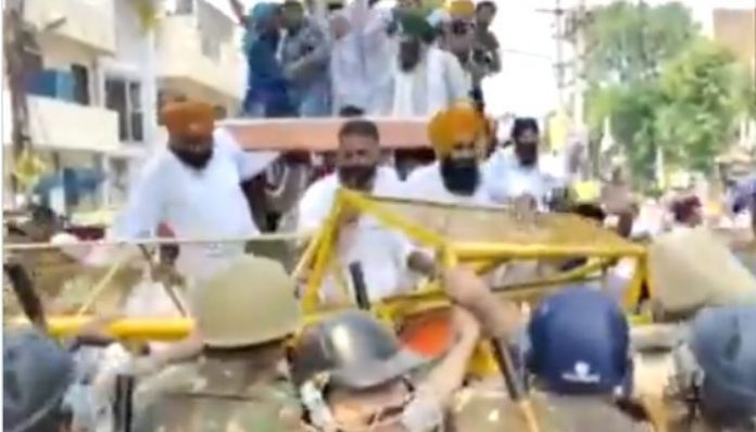 Haryana: Farmer protestors break barricades, gherao house of CM Khattar