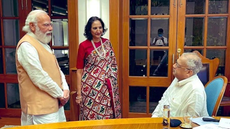 Trolls attack PM Modi for standing while Rakesh Jhunjhunwala was sitting, here is how they’re being ignorant